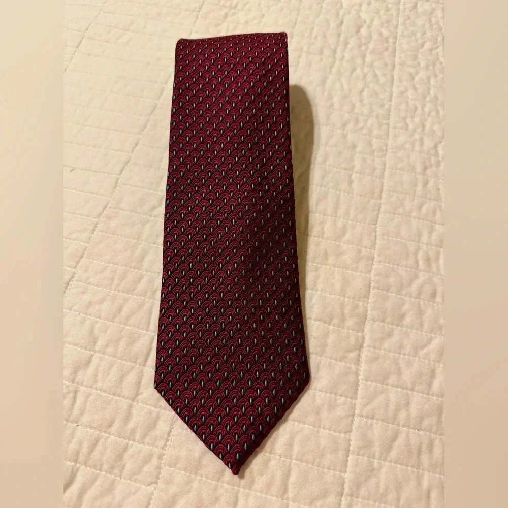 Jos. A. Banks Tie. 100% Silk.  Red and Navy Blue